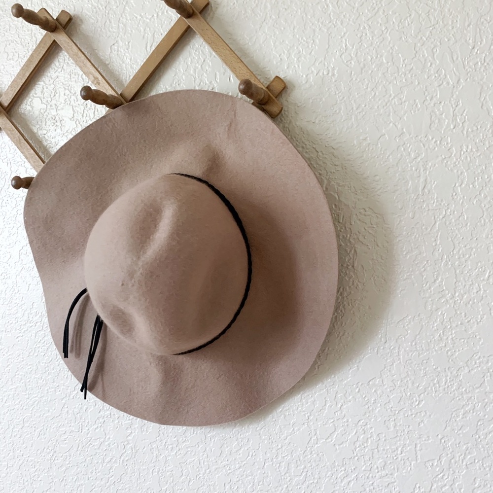 Tan Hat - Picture 3 of 7